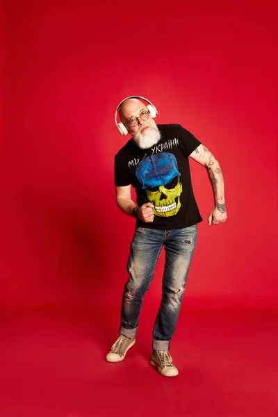 Potret Lengkap Pria Berjanggut Botak Dewasa Dengan Pakaian Kasual Mendengarkan — Stok Foto