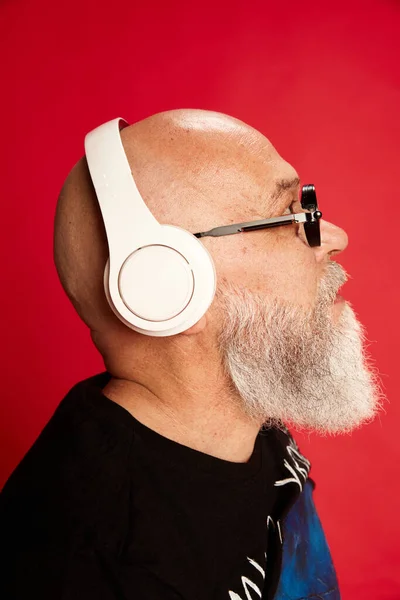 Вид Сбоку Портрет Взрослого Бородатого Лысого Человека Очках Слушающего Музыку — стоковое фото