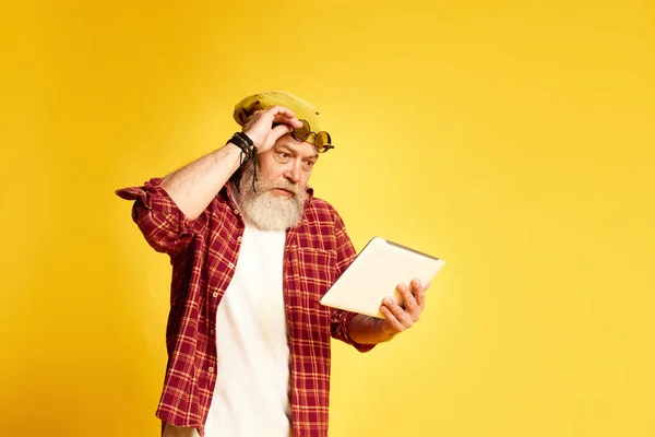 Портрет Старшего Бородатого Мужчины Поднимающего Бокалы Смотрящего Экран Планшета Вниманием — стоковое фото