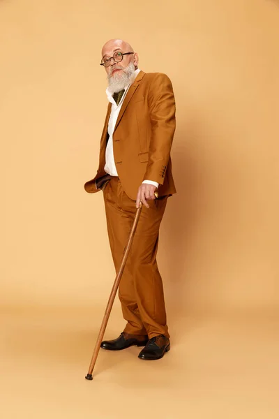 Full Length Portrait Bearded Mature Bald Man Elegant Classical Suit — Stock Photo, Image