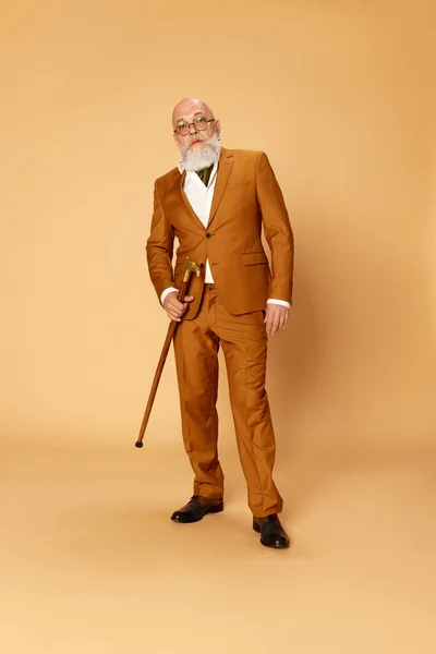 Портрет Бородатого Зрелого Лысого Человека Элегантном Классическом Костюме Тростью Фоне — стоковое фото