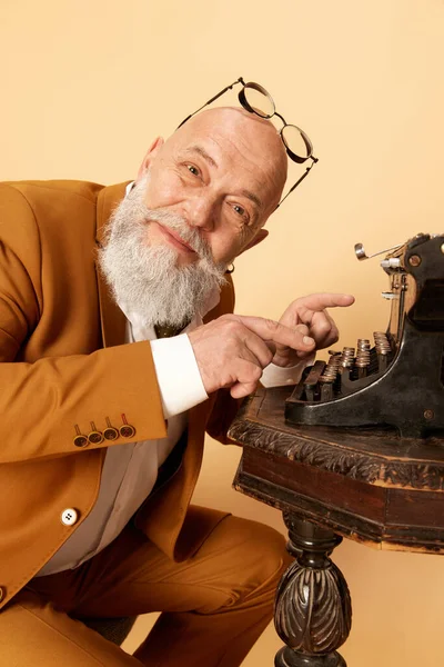 Portrait Bearded Mature Bald Man Elegant Classical Suit Posing Typewriter — Stock Photo, Image