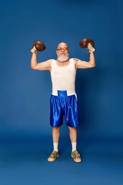 Kel Sakallı Spor Giyimli Olgun Bir Adamın Portresi Mavi Stüdyo — Stok fotoğraf