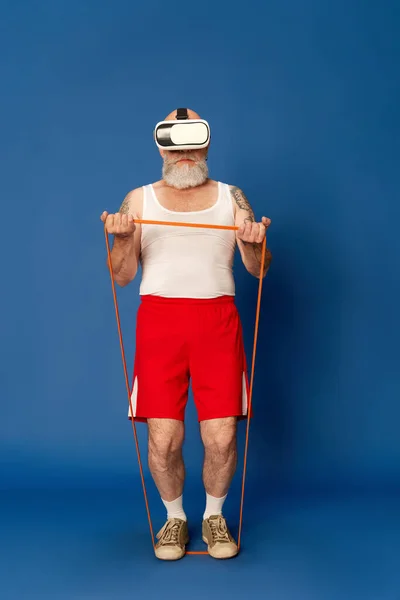 Portret Van Volwassen Bebaarde Man Sportkleding Briltraining Met Fitness Expanders — Stockfoto