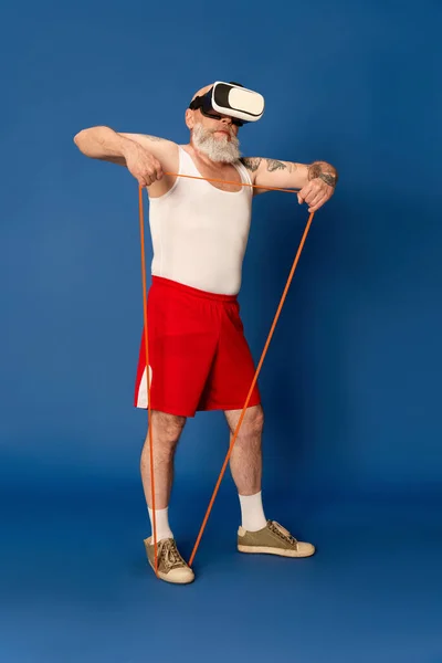Portret Dojrzałego Brodatego Mężczyzny Sportowej Odzieży Okularach Treningowych Ekspanderami Fitness — Zdjęcie stockowe