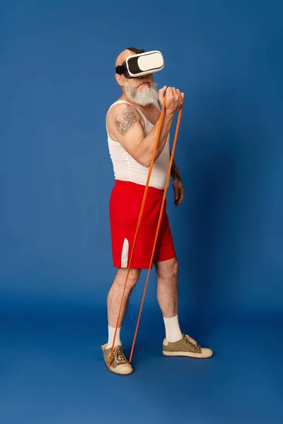 Portret Dojrzałego Brodatego Mężczyzny Sportowej Odzieży Okularach Treningowych Ekspanderami Fitness — Zdjęcie stockowe