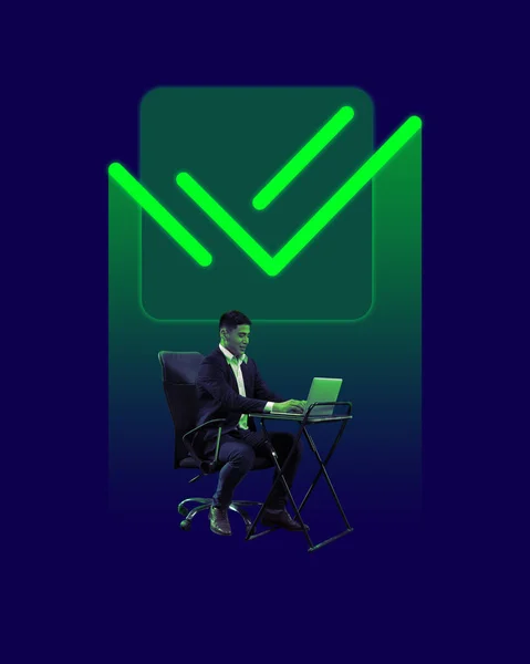 Υπάλληλος Επιχειρηματίας Που Κάθεται Φορητό Υπολογιστή Και Διαβάζει Ηλεκτρονικά Μηνύματα — Φωτογραφία Αρχείου