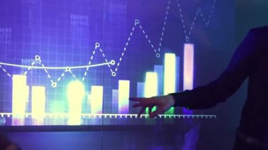 Erkek ve kadın, proje liderleri dijital ekranda, grafiklerde ve analizlerde sunum yapıyorlar. Modern teknolojiler. İş kavramı, takım çalışması, şirket gelişimi, kariyer, başarı, yenilikler