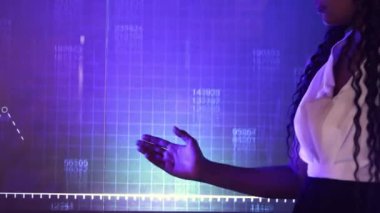 Proje yöneticileri, yönetim kurulu başkanı iş konferansı başkanı dijital ekranda grafiklerle sunum yapıyor. İş kavramı, takım çalışması, şirket gelişimi, kariyer, başarı, yenilikler