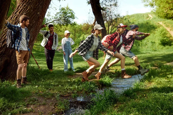 Grupo Amigos Jóvenes Activos Con Ropa Casual Haciendo Senderismo Caminando — Foto de Stock