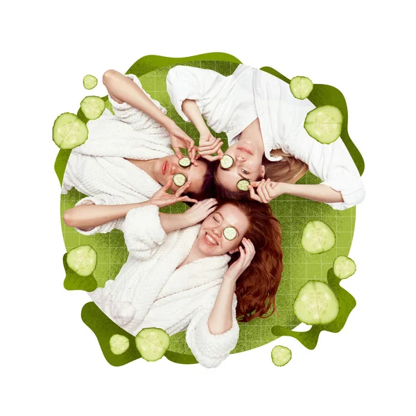Три Красиві Молоді Дівчата Халаті Роблять Маску Огірком Блискавка Обличчя — стокове фото
