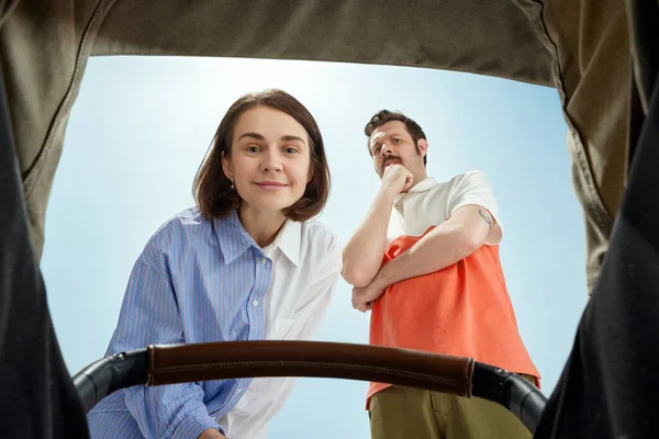 Pria Dan Wanita Orang Tua Yang Bahagia Melihat Dalam Kereta — Stok Foto
