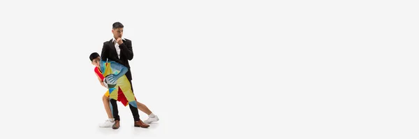 Красивый Молодой Человек Формальной Одежде Мотивированный Баскетболист Форме Изолированы Белом — стоковое фото