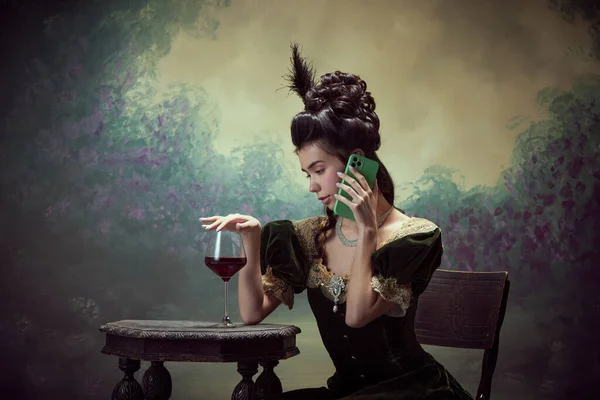 Retrato Menina Elegante Pessoa Real Princesa Falando Telefone Celular Lendo — Fotografia de Stock