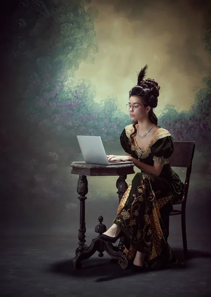 Retrato Bela Jovem Rainha Vestido Elegante Óculos Trabalhando Com Laptop — Fotografia de Stock