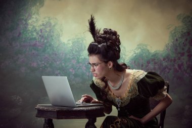 Yanlış anlaşılma. Genç, güzel bir kadın, zarif elbiseli asil bir insan. Laptopta, esmer geçmişine karşı komik yüzüyle bakıyor. Tarih kavramı, rönesans sanatı, çağların karşılaştırması.