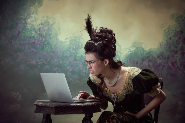 Nieporozumienie Młoda Piękna Kobieta Królewska Osoba Eleganckiej Sukience Patrząc Laptopa — Zdjęcie stockowe