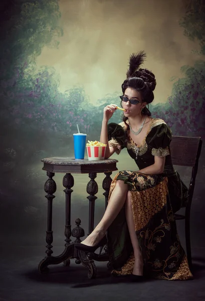 Retrato Mujer Joven Elegante Persona Real Medieval Vestido Elegante Comiendo —  Fotos de Stock