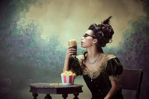 Retrato Menina Bonita Pessoa Real Vestido Vintage Degustação Cerveja Espumosa — Fotografia de Stock