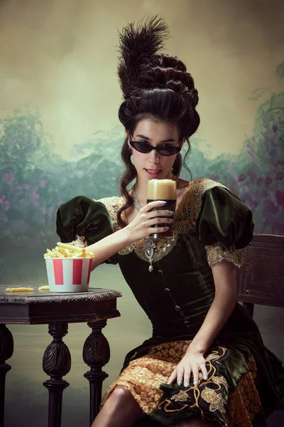 Retrato Menina Beautfiufl Princesa Drss Elegante Óculos Sol Beber Cerveja — Fotografia de Stock