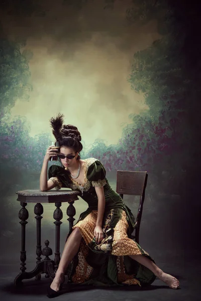 Resaca Retrato Chica Joven Persona Real Vestido Elegante Sentado Mesa — Foto de Stock