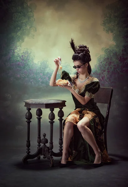Portret Młodej Pięknej Dziewczyny Księżniczki Sukience Retro Jedzącej Makaron Instant — Zdjęcie stockowe
