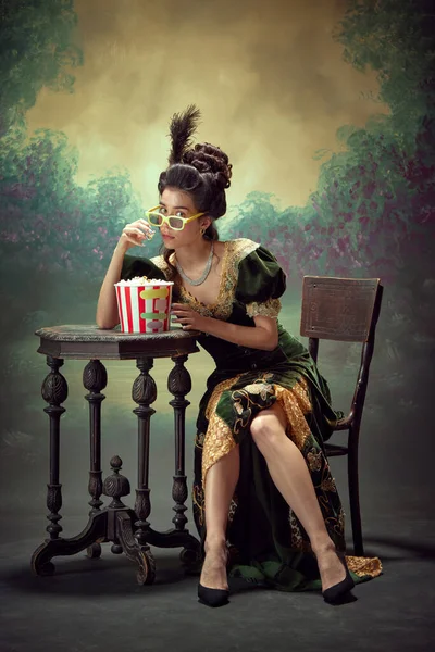 Portret Młodej Pięknej Dziewczyny Księżniczki Eleganckiej Sukience Okularach Jedzącej Popcorn — Zdjęcie stockowe
