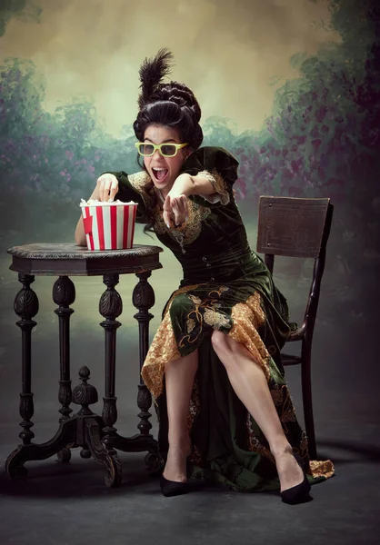 Portret Młodej Dziewczyny Księżniczka Eleganckiej Sukience Okularach Jedząca Popcorn Emocjonalnie — Zdjęcie stockowe