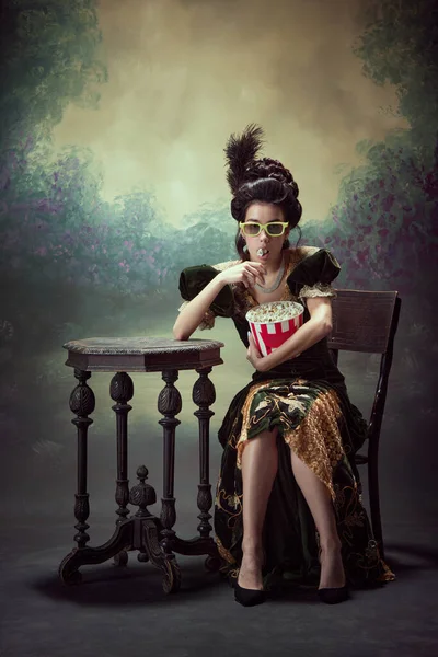 Портрет Молодой Эмоциональной Девушки Принцессы Элегантном Платье Очках Едят Попкорн — стоковое фото
