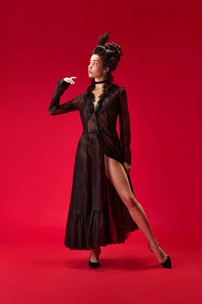 Portrait Complet Belle Jeune Fille Robe Noire Élégante Posant Sur — Photo