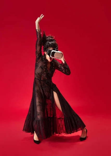 Pełnowymiarowy Portret Młodej Dziewczyny Eleganckiej Stylowej Czarnej Sukience Okularach Tańczącej — Zdjęcie stockowe