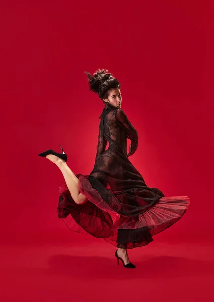 Retrato Completo Menina Elegante Elegante Vestido Preto Dançando Contra Fundo — Fotografia de Stock