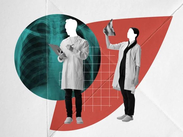 Чоловік Жінка Лікарі Хірурги Які Дивляться Рентген Людських Легенів Огляд — стокове фото