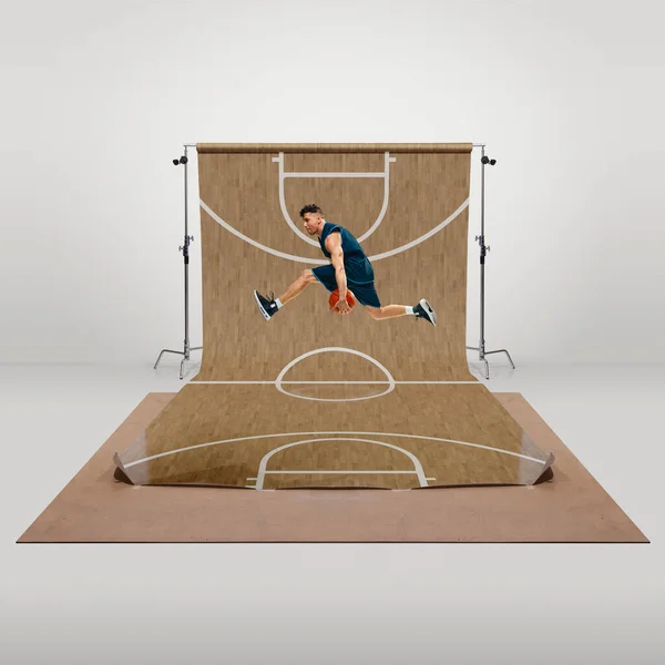 試合中にプロのバスケットボール選手のダイナミックなイメージ 実行中 スポーツアリーナ上のボールでジャンプ 創造的なコラージュ スポーツ アクションと運動 ゲームの概念 — ストック写真