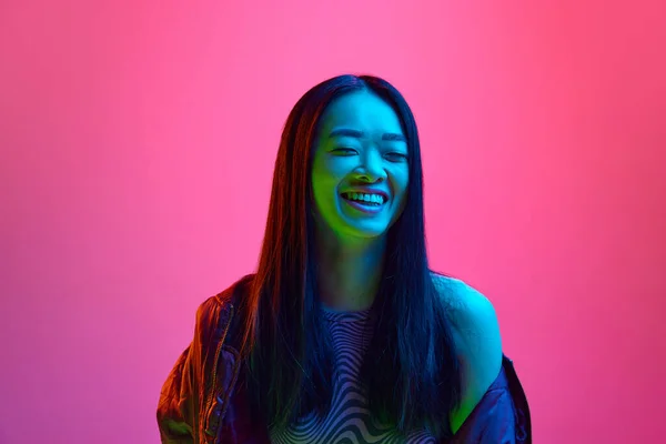 Portret Van Gelukkig Lachend Aziatisch Jong Meisje Dat Vrolijk Poseert — Stockfoto