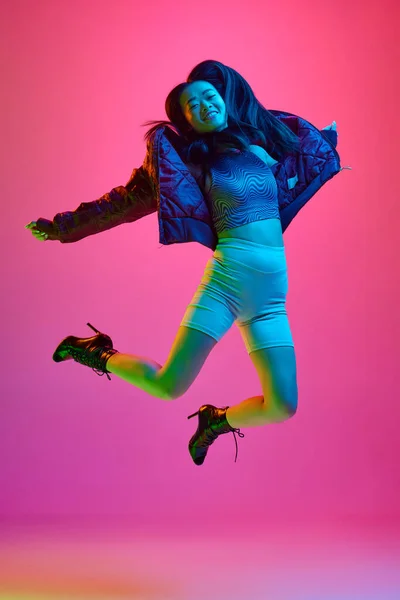 Pełnowymiarowy Portret Młodej Podekscytowanej Dziewczyny Skaczącej Różowym Tle Studia Neonowym — Zdjęcie stockowe