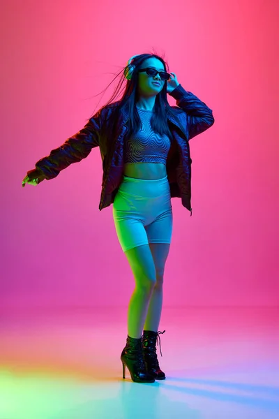 Güneş Gözlüklü Güzel Bir Kızın Portresi Kulaklıkla Müzik Dinlerken Neon — Stok fotoğraf