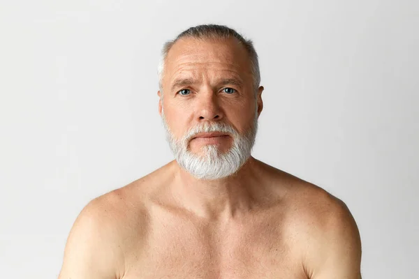Porträtt Stilig Medelålders Man Med Blå Ögon Poserar Skjorta Tittar — Stockfoto