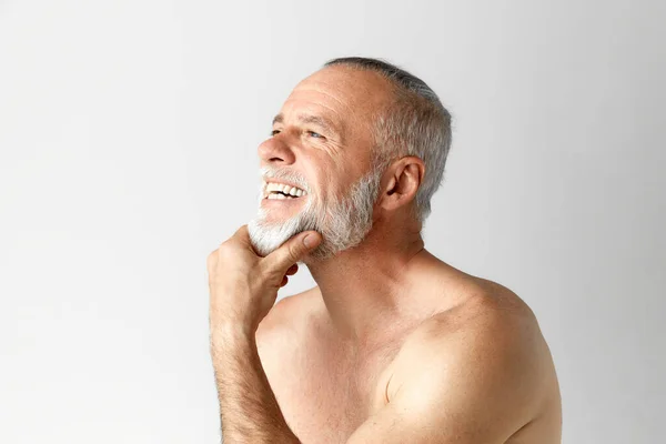 머리와 수염을 잘생긴 남자의 초상화 반나체로 포즈를 취하고 웃으면서 배경에 — 스톡 사진
