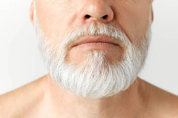 Imagem Close Recortada Barba Homem Cabelos Grisalhos Cuidar Cabelo Barba — Fotografia de Stock