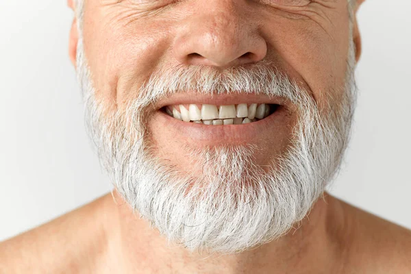 剪下了白发男子胡子的特写形象 成熟的男模在灰色背景下微笑 牙齿保健 男性美的概念 面部和皮肤护理 日常护理 — 图库照片