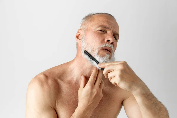 Портрет Красивого Зрілого Чоловіка Сірим Волоссям Доглядає Бородою Чистить Його — стокове фото