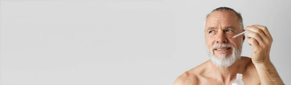 Портрет Красивого Зрілого Чоловіка Який Позує Сорочки Застосовуючи Сироватку Обличчя — стокове фото