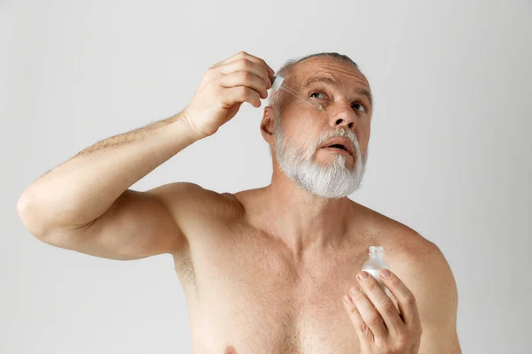Porträtt Stilig Mogen Man Poserar Skjortlös Tar Hand Huden Med — Stockfoto