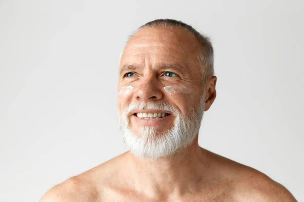 Портрет Красивого Зрілого Сіроволосистого Чоловіка Який Посміхається Позуючи Обличчям Зволожуючим — стокове фото