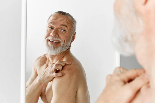 Sakallı Gri Saçlı Olgun Bir Adamın Portresi Sırtındaki Aynaya Bakıyor — Stok fotoğraf