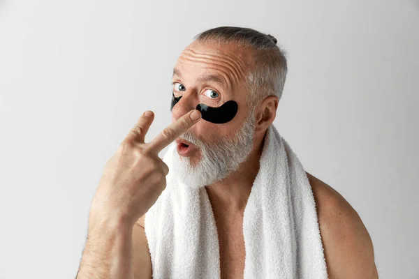 Opfrissen Portret Van Een Knappe Volwassen Man Met Handdoek Shirtloos — Stockfoto