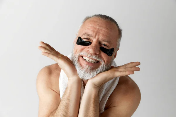 Portrét Pohledného Usměvavého Zralého Muže Ručníkem Bez Košile Pózujícího Podočními — Stock fotografie