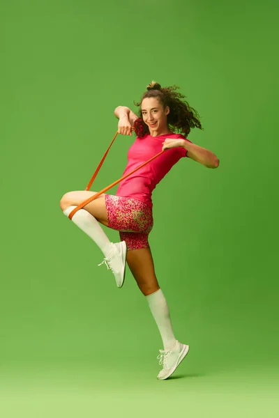 Pozitif Gülümseyen Formda Spor Giyim Eğitimli Genç Bir Kız Yeşil — Stok fotoğraf