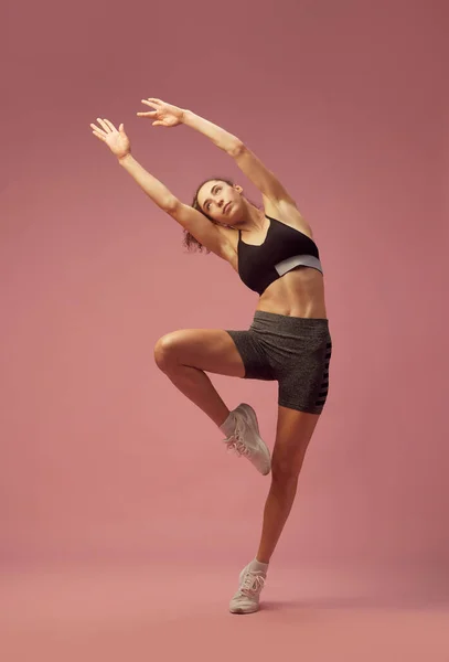 Полнометражный Портрет Молодой Спортивной Девушки Делающей Упражнения Растяжку Розовом Фоне — стоковое фото